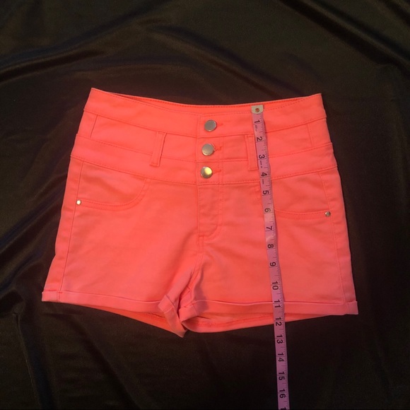 Sz. 2 Neon Short Shorts - Picture 4 of 7